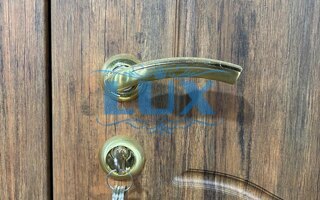 входная дверь с одним замком
