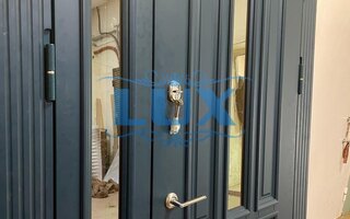 двустворчатая дверь с отделкой МДФ, зеркальными вставками
