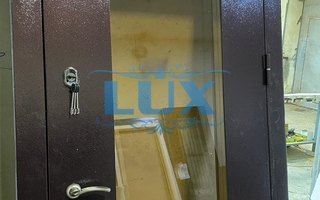 стальная дверь с порошковым покрытием, стеклопакетом и двумя замками
