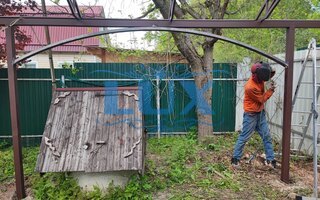 процесс монтажа арочного навеса для дачи