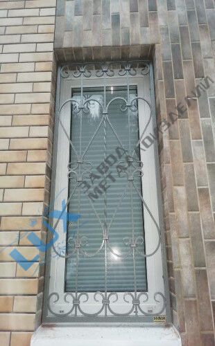 стальная кованая решетка на окно
