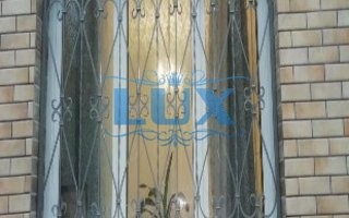 металлическая кованая решетка на трехстворчатое окно