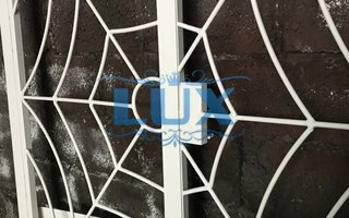 стальная распашная оконная решетка белого цвета