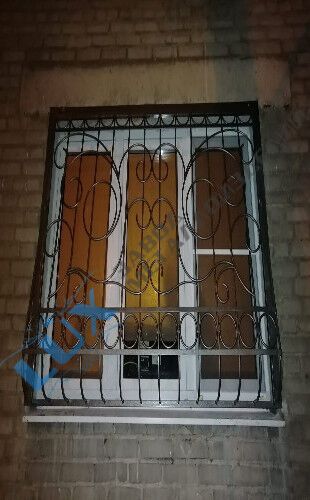 сварная дутая стальная решетка на двустворчатое окно