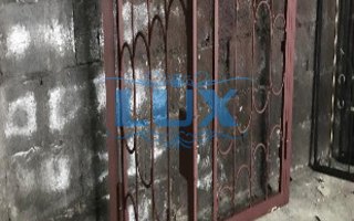открытая створка металлической решетки
