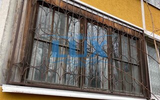сварная решетка на окно лоджии жилого дома